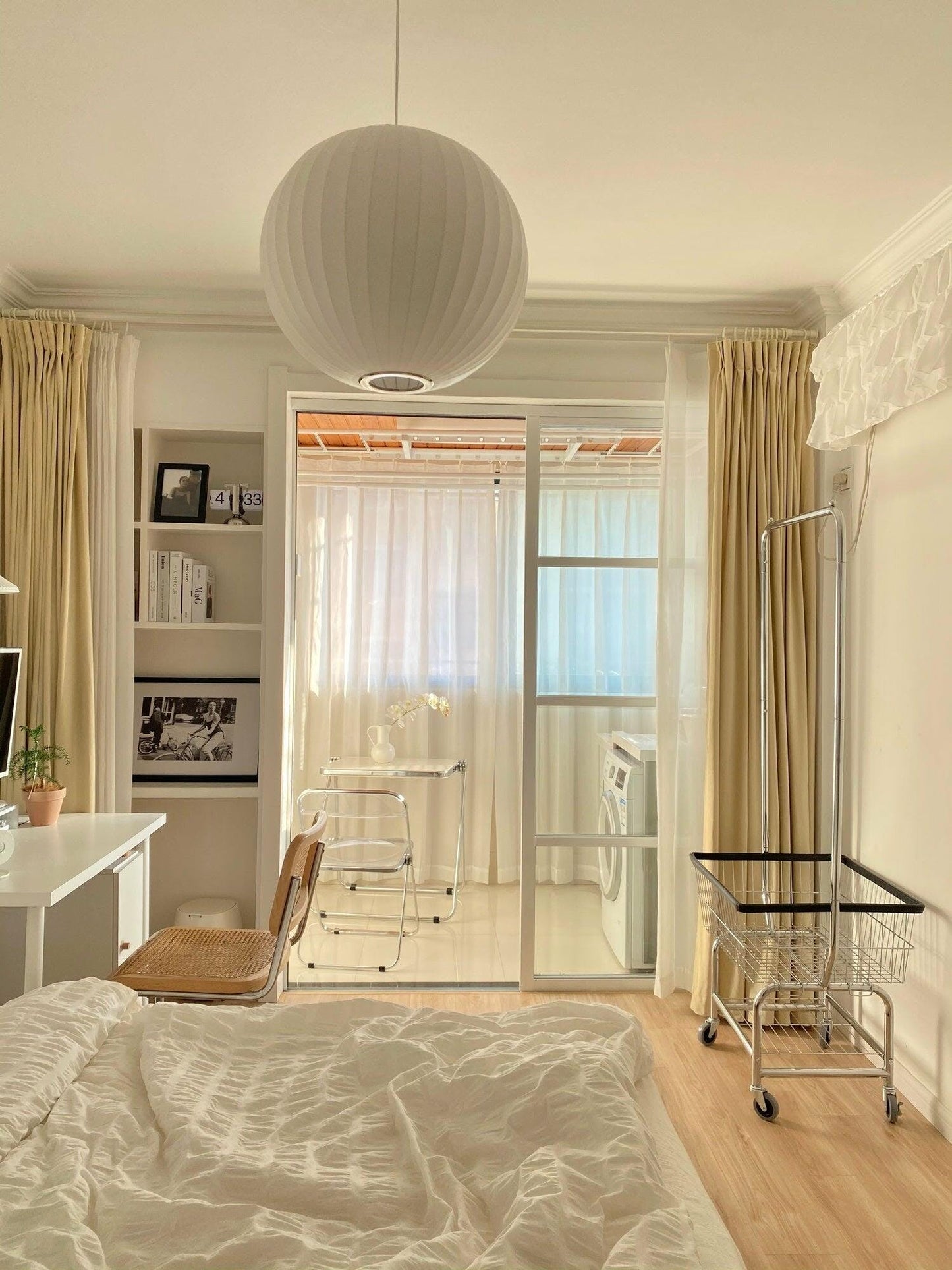Nyla | Modern Glass Glow Pendant Light Living Room