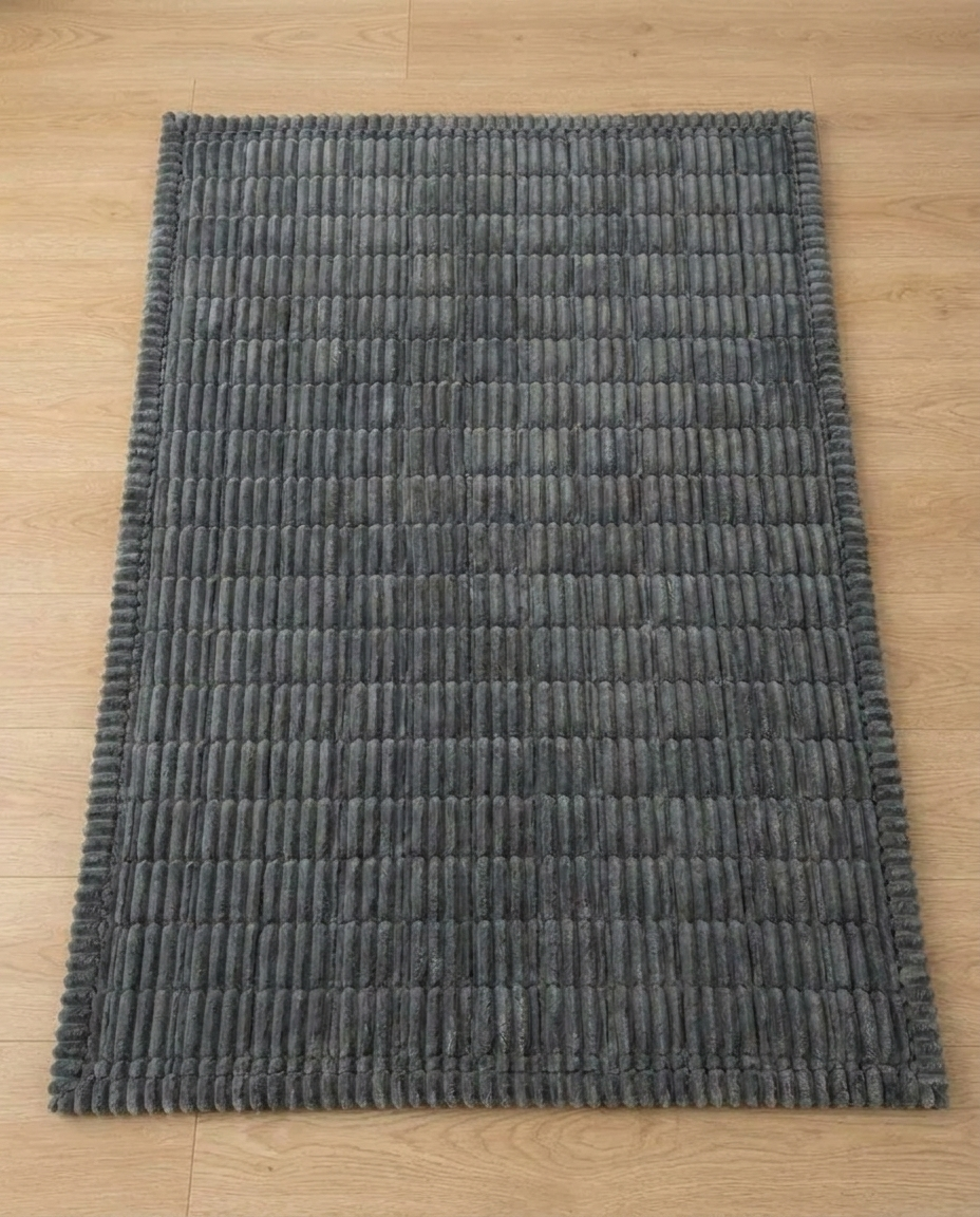 Plush Flannel Sofa Cover with Pleated Edges - Pet-Friendly