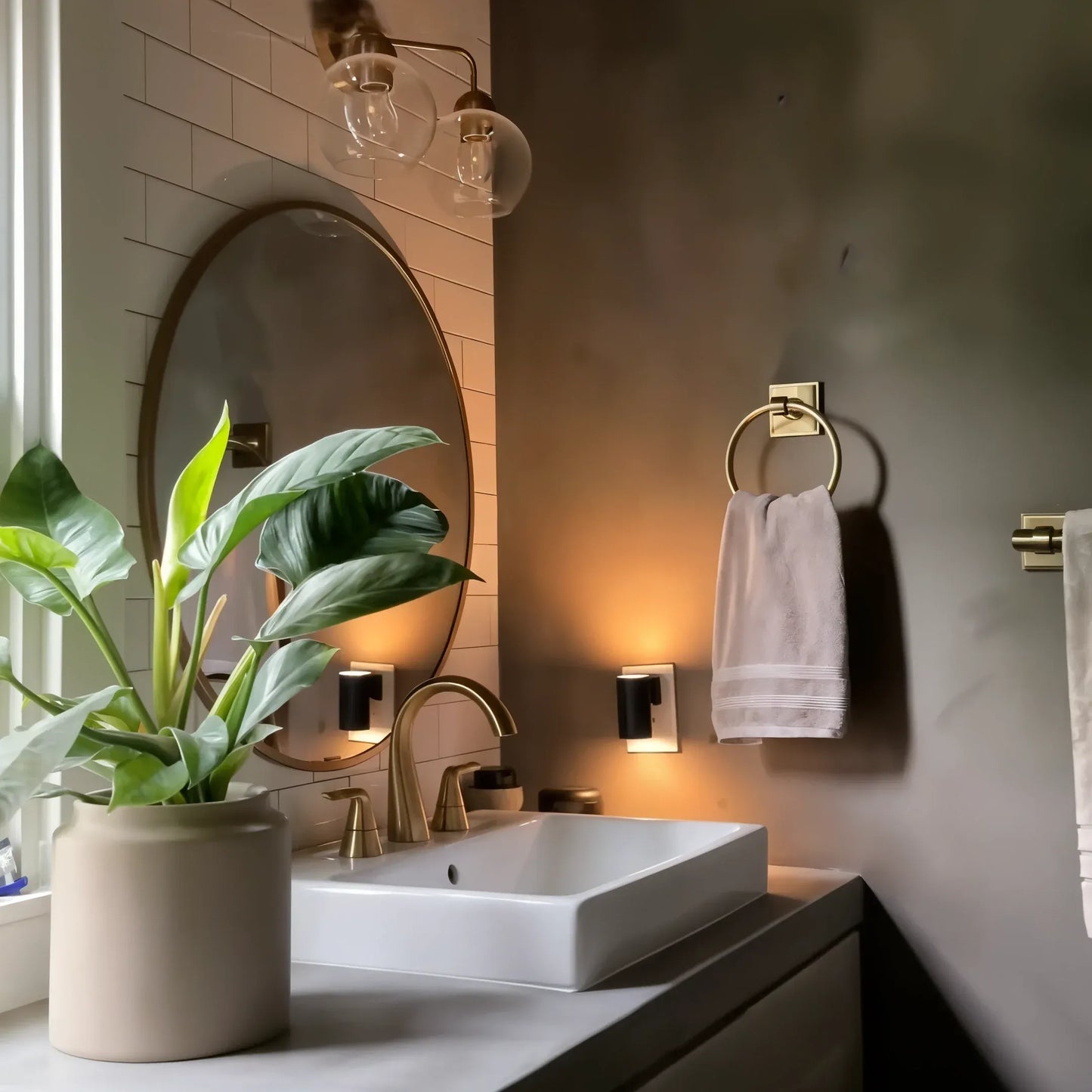 Noah | Nordic design Wall Sconce, Black/White